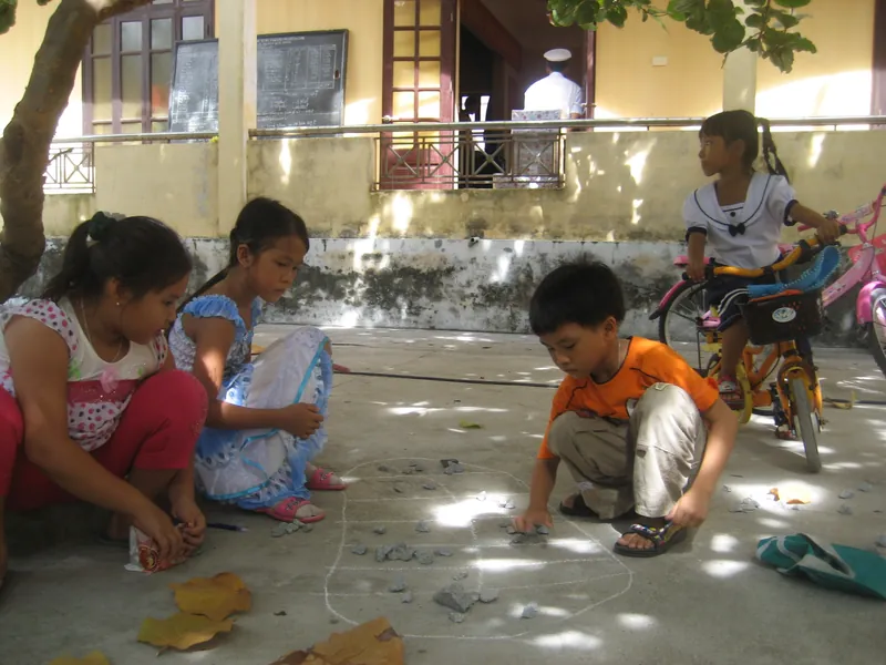 Trẻ em chơi Ô Ăn Quan trên đảo Trường Sa Lớn, tháng 5/2010.
